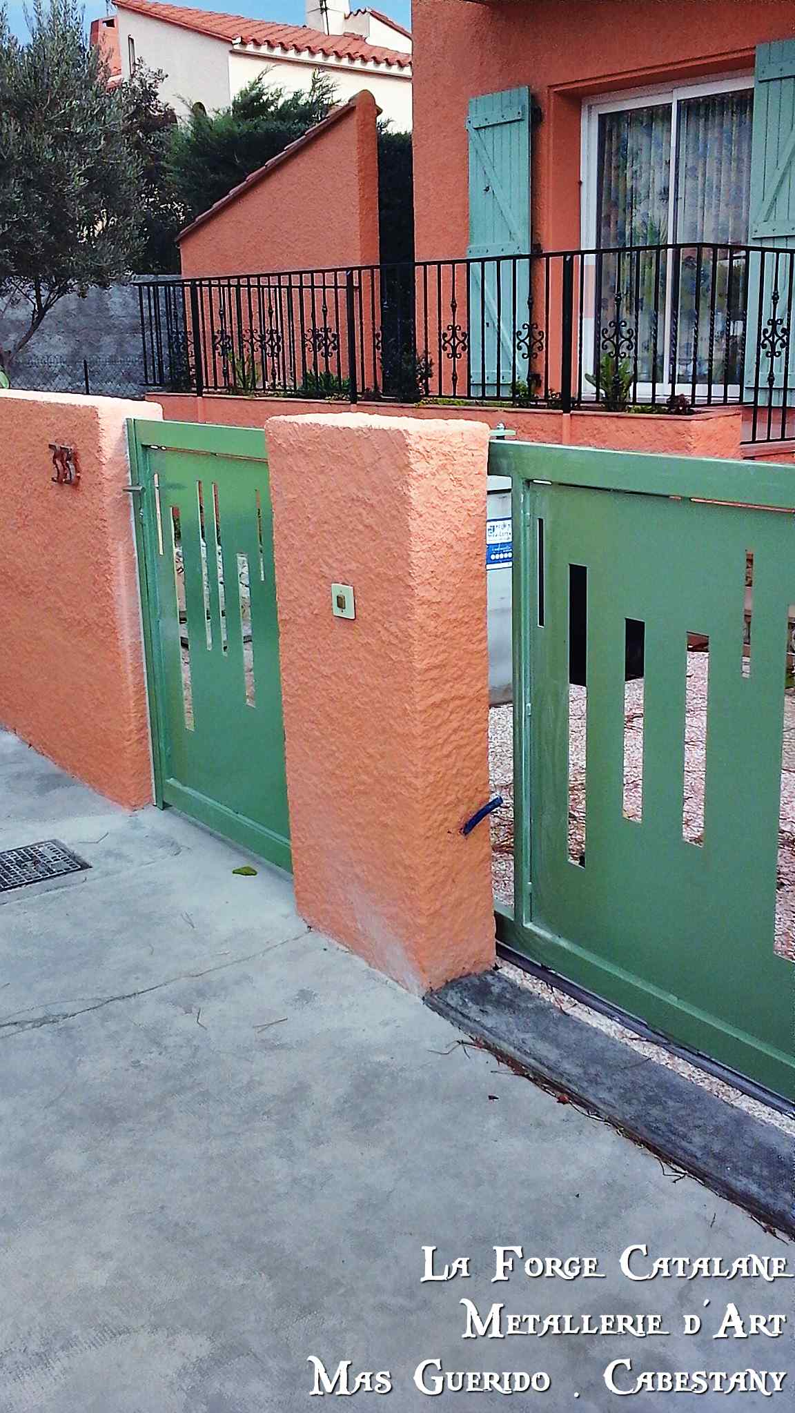 portail coulissant portillon thermolaque moderne decoupe laser vantaux fer La Forge Catalane Cabestany (3).jpg